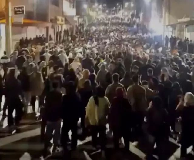 İran’da isyan büyüyor: İnternetin fişi çekildi, ölü sayısı 42’ye çıktı, protestocular hükümet binasını ateşe verdi! 3