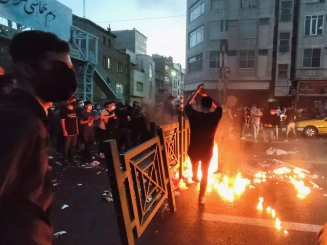 İran’da isyan büyüyor: İnternetin fişi çekildi, ölü sayısı 42’ye çıktı, protestocular hükümet binasını ateşe verdi! 1