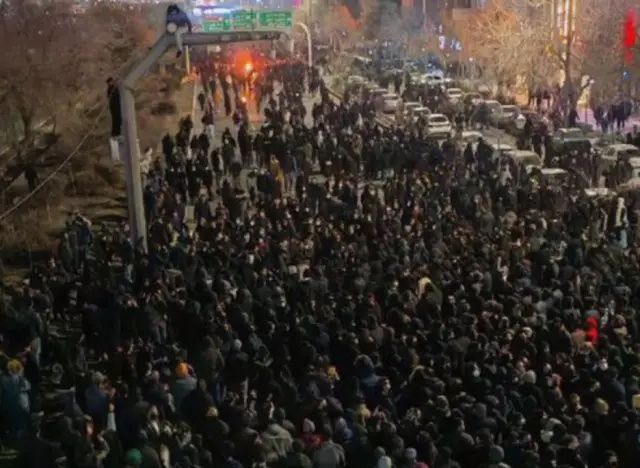 İran’da isyan büyüyor: İnternetin fişi çekildi, ölü sayısı 42’ye çıktı, protestocular hükümet binasını ateşe verdi! 2