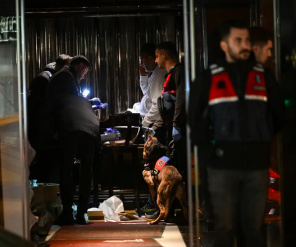 Klein Phonix’e gece baskını! İşletmeci Burak Fahri Yön ve müdür Ayşe Tarım gözaltına alındı 4