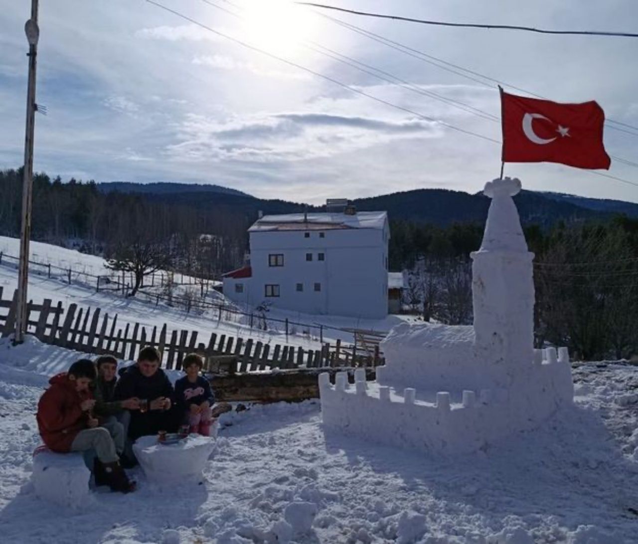 Bakan Ersoy'dan kardan Kız Kulesi yapan çocuklara jest! Sivaslı çocuklar gerçek Kız Kulesi'nde çay içti 1