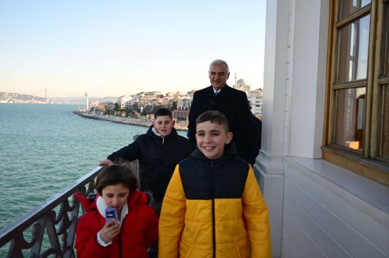 Bakan Ersoy'dan kardan Kız Kulesi yapan çocuklara jest! Sivaslı çocuklar gerçek Kız Kulesi'nde çay içti 6