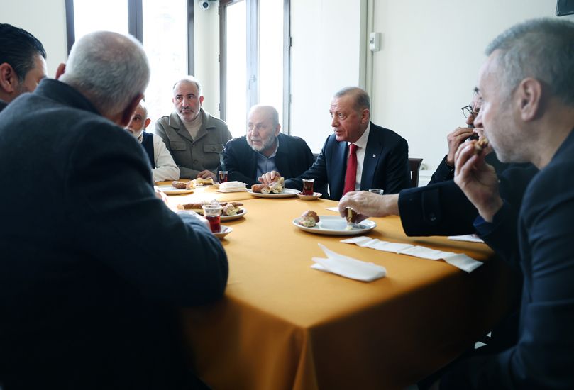 Cumhurbaşkanı Erdoğan Tophane Tayfun Spor Kulübü’nü ziyaret etti! Çıkışta gazetecileri tebrik etti... 3