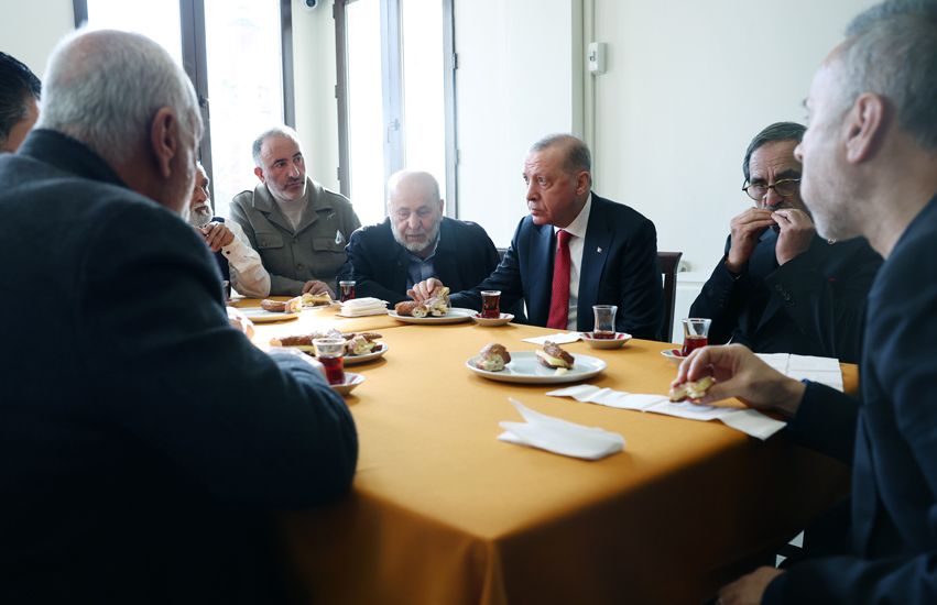Cumhurbaşkanı Erdoğan Tophane Tayfun Spor Kulübü’nü ziyaret etti! Çıkışta gazetecileri tebrik etti... 4