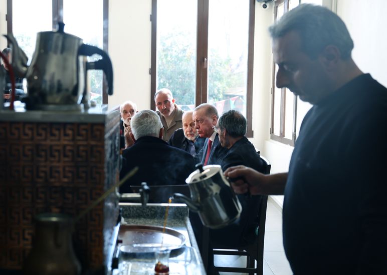 Cumhurbaşkanı Erdoğan Tophane Tayfun Spor Kulübü’nü ziyaret etti! Çıkışta gazetecileri tebrik etti... 6