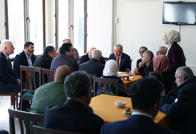 Cumhurbaşkanı Erdoğan Tophane Tayfun Spor Kulübü’nü ziyaret etti! Çıkışta gazetecileri tebrik etti... 5