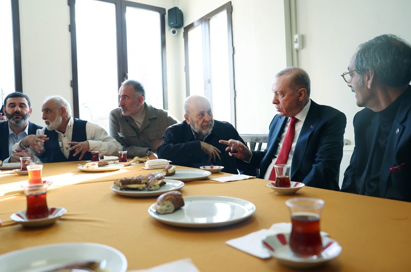 Cumhurbaşkanı Erdoğan Tophane Tayfun Spor Kulübü’nü ziyaret etti! Çıkışta gazetecileri tebrik etti... 2