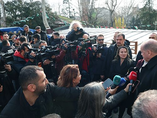 Cumhurbaşkanı Erdoğan Tophane Tayfun Spor Kulübü’nü ziyaret etti! Çıkışta gazetecileri tebrik etti... 1