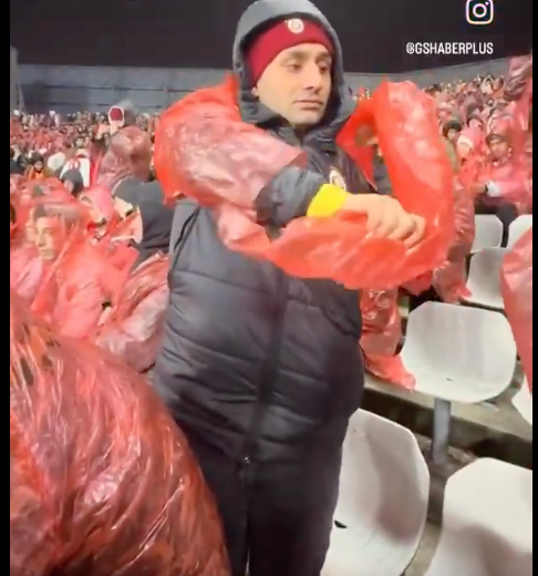 Galatasaray yönetimi taraftarına 'çöp poşetini' reva gördü! Dağıtılan yağmurluk sosyal medyada olay yarattı 6
