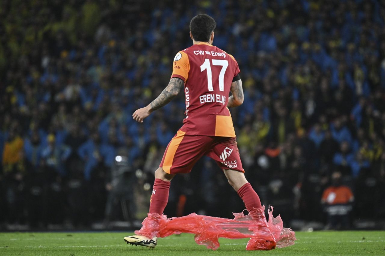 Galatasaray yönetimi taraftarına 'çöp poşetini' reva gördü! Dağıtılan yağmurluk sosyal medyada olay yarattı 10