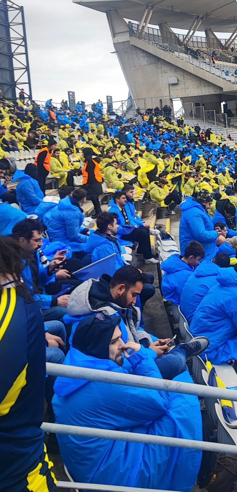 Galatasaray yönetimi taraftarına 'çöp poşetini' reva gördü! Dağıtılan yağmurluk sosyal medyada olay yarattı 5