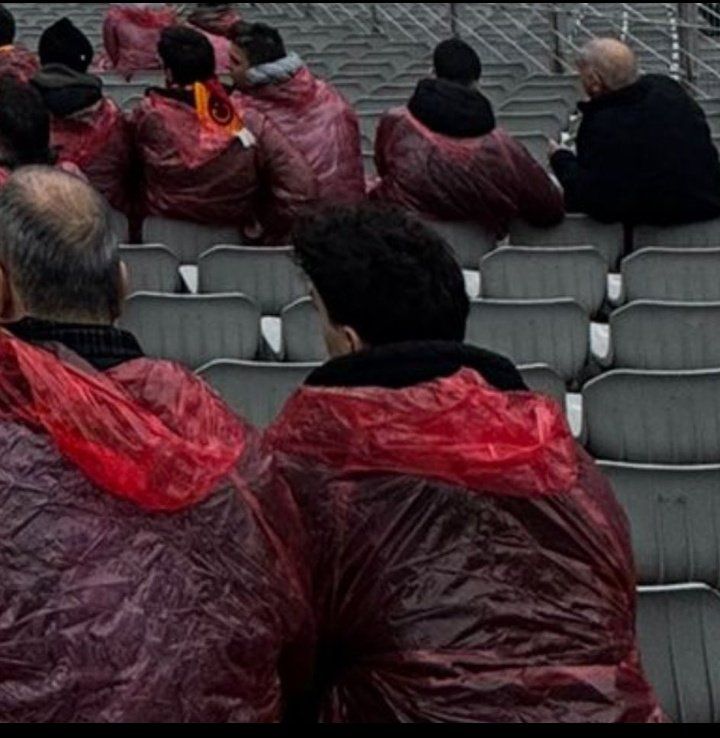 Galatasaray yönetimi taraftarına 'çöp poşetini' reva gördü! Dağıtılan yağmurluk sosyal medyada olay yarattı 4
