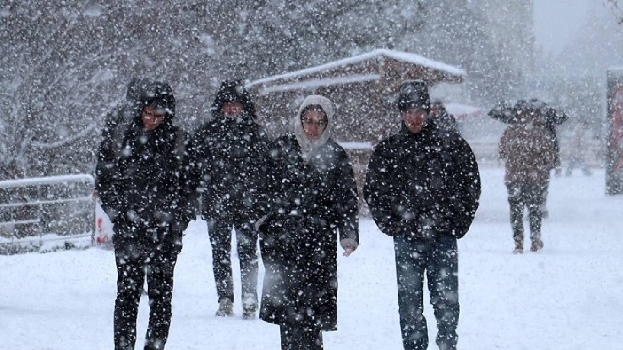 Okullar tatil, yollar buz... İstanbul kilitlendi! Kar şehri teslim aldı 2