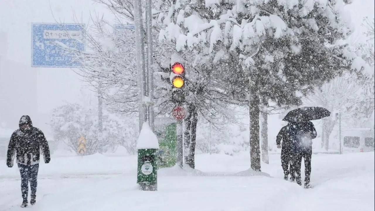 Okullar tatil, yollar buz... İstanbul kilitlendi! Kar şehri teslim aldı 6