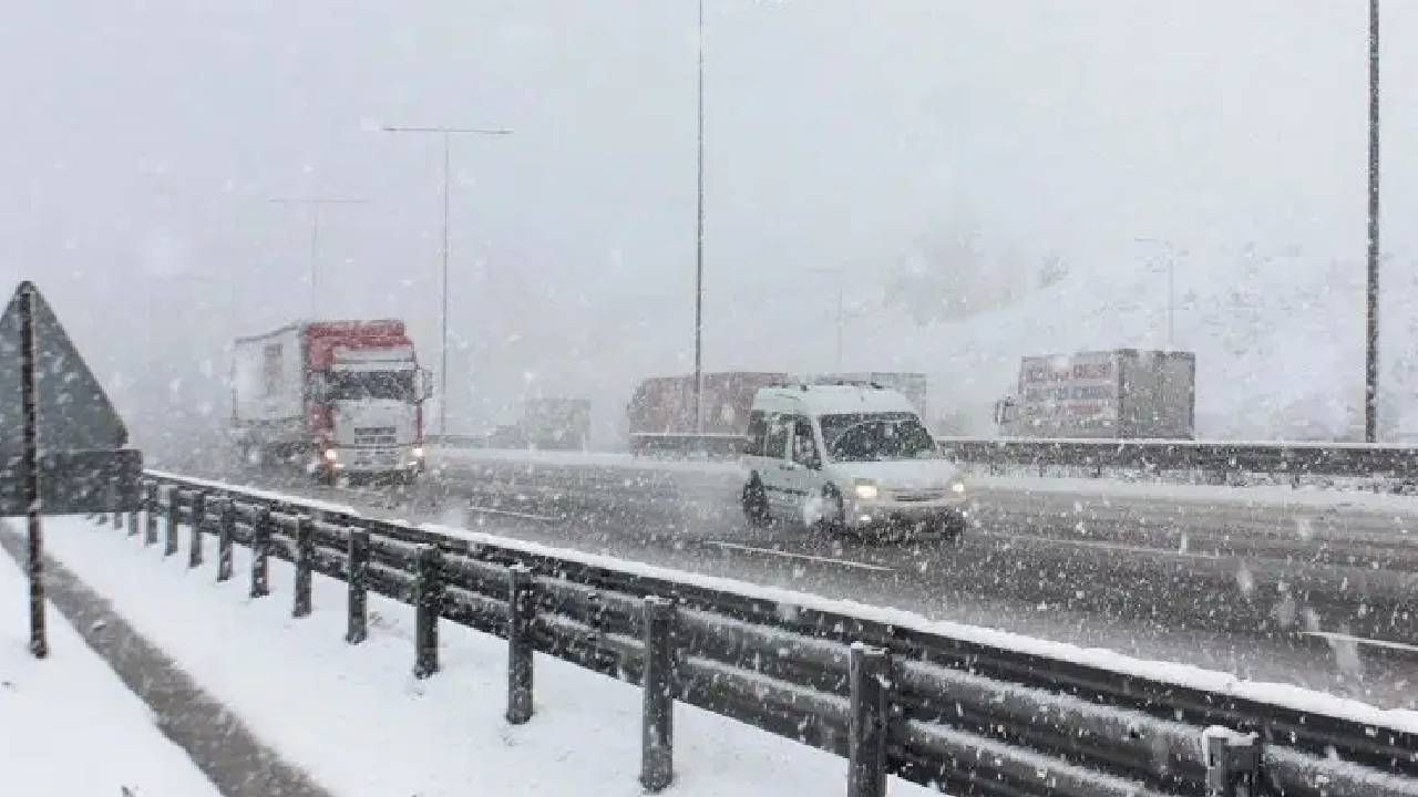 Okullar tatil, yollar buz... İstanbul kilitlendi! Kar şehri teslim aldı 4