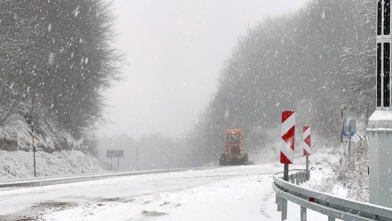 Okullar tatil, yollar buz... İstanbul kilitlendi! Kar şehri teslim aldı 7