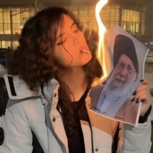 İran’daki protestoların simgesi diye sunulmuştu! “Hamaney'in fotoğrafını yakan kadın”ın Siyonist propagandacı olduğu ortaya çıktı 2