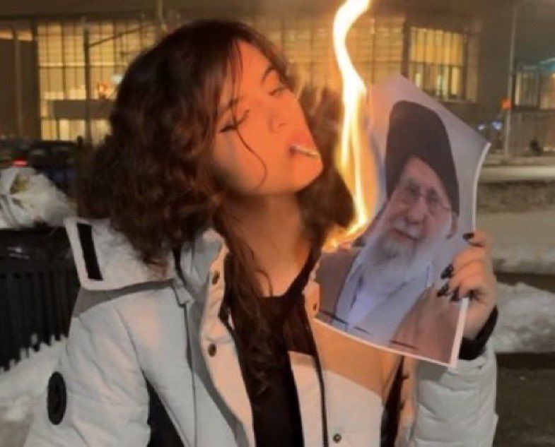 İran’daki protestoların simgesi diye sunulmuştu! “Hamaney'in fotoğrafını yakan kadın”ın Siyonist propagandacı olduğu ortaya çıktı 9