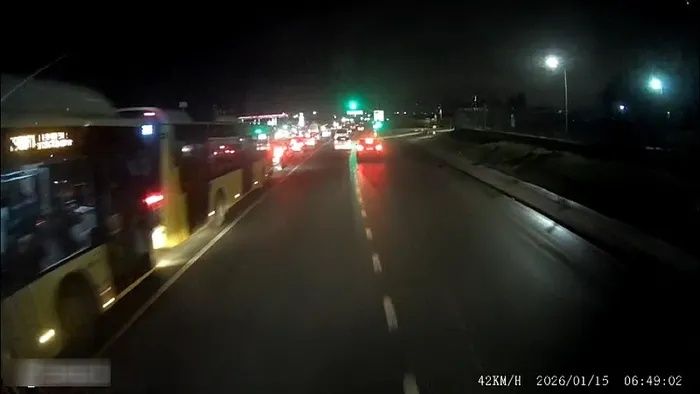 Başakşehir’de zincirleme kaza: Seyir halindeki 3 İETT otobüsü çarpıştı, yaralılar var 2