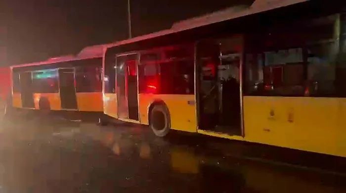 Başakşehir’de zincirleme kaza: Seyir halindeki 3 İETT otobüsü çarpıştı, yaralılar var 4