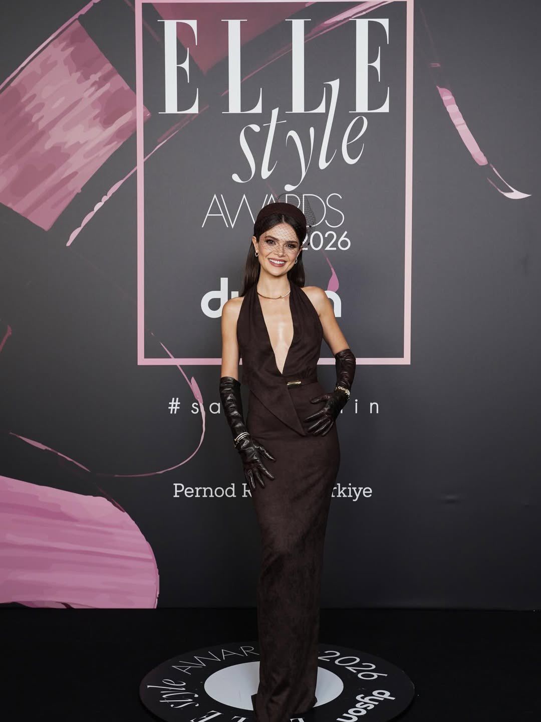 Uzak Şehir'in Alya'sı Sinem Ünsal'a bir ödül daha! Elle Style Awards'ta saçı, makyajı ve derin göğüs dekoltesiyle geceye damga vurdu 2