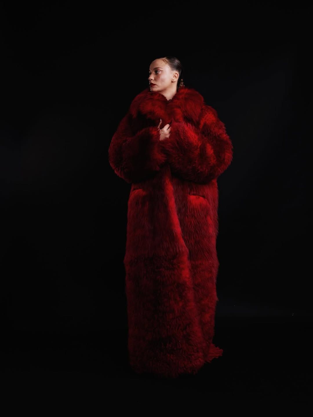 Serenay Sarıkaya ELLE Style Awards 2026'da parladı: Beline kadar yırtmaçlı kırmızı elbisesiyle gecenin yıldızı oldu 2
