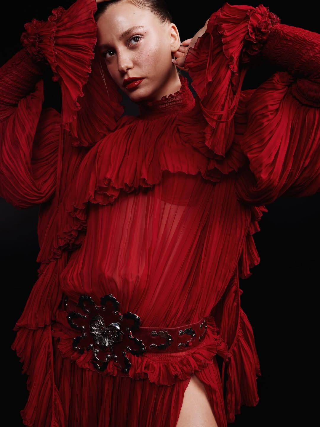 Serenay Sarıkaya ELLE Style Awards 2026'da parladı: Beline kadar yırtmaçlı kırmızı elbisesiyle gecenin yıldızı oldu 1