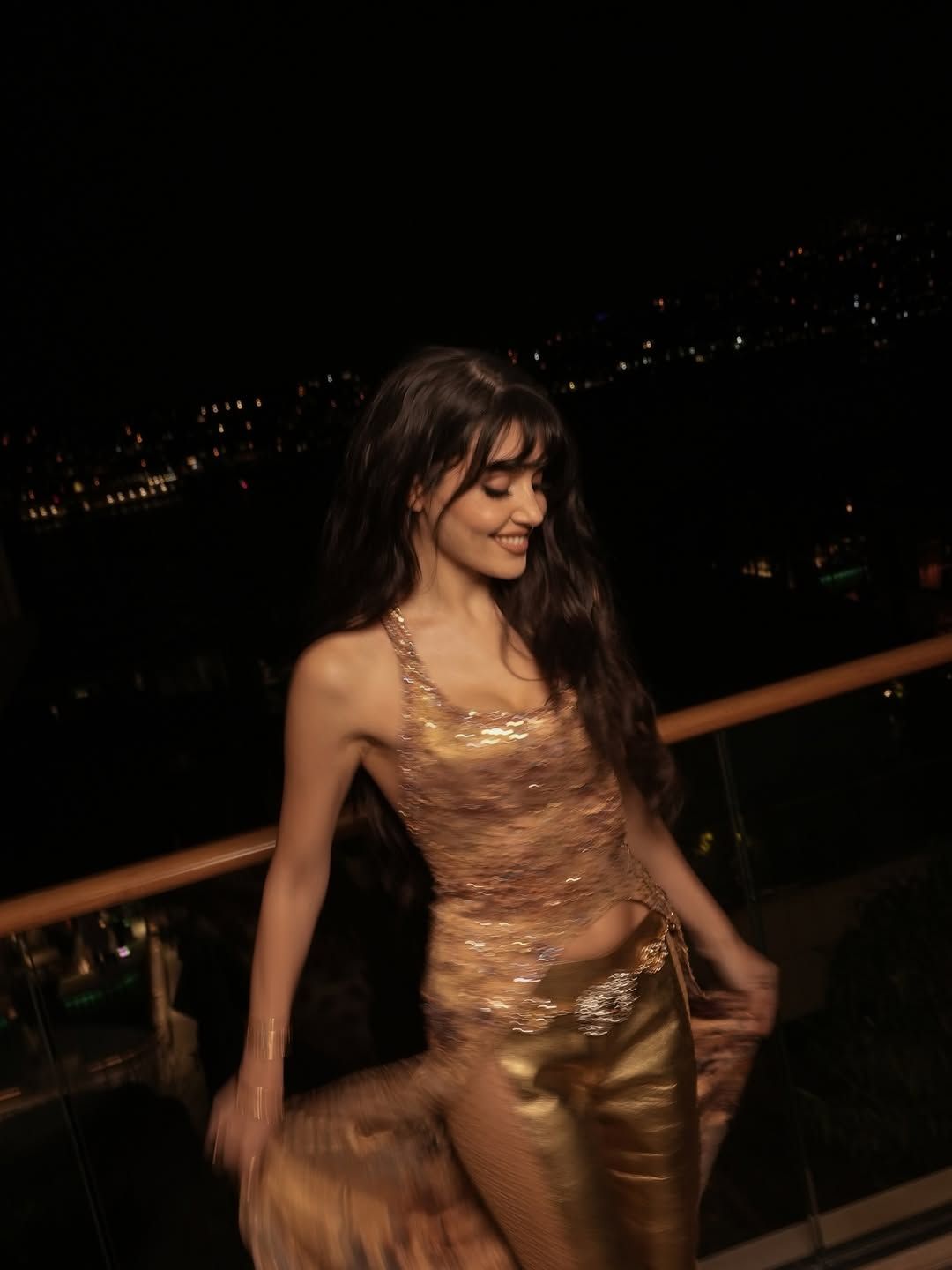 Hande Erçel ELLE Style Awards 2026'da 'Yılın Stil Sahibi Kadın Oyuncusu' ödülünü aldı ama kıyafeti tartışma yarattı! Demet Akalın'dan sert yorum: Ben bile bu kadar rüküş olamam 9