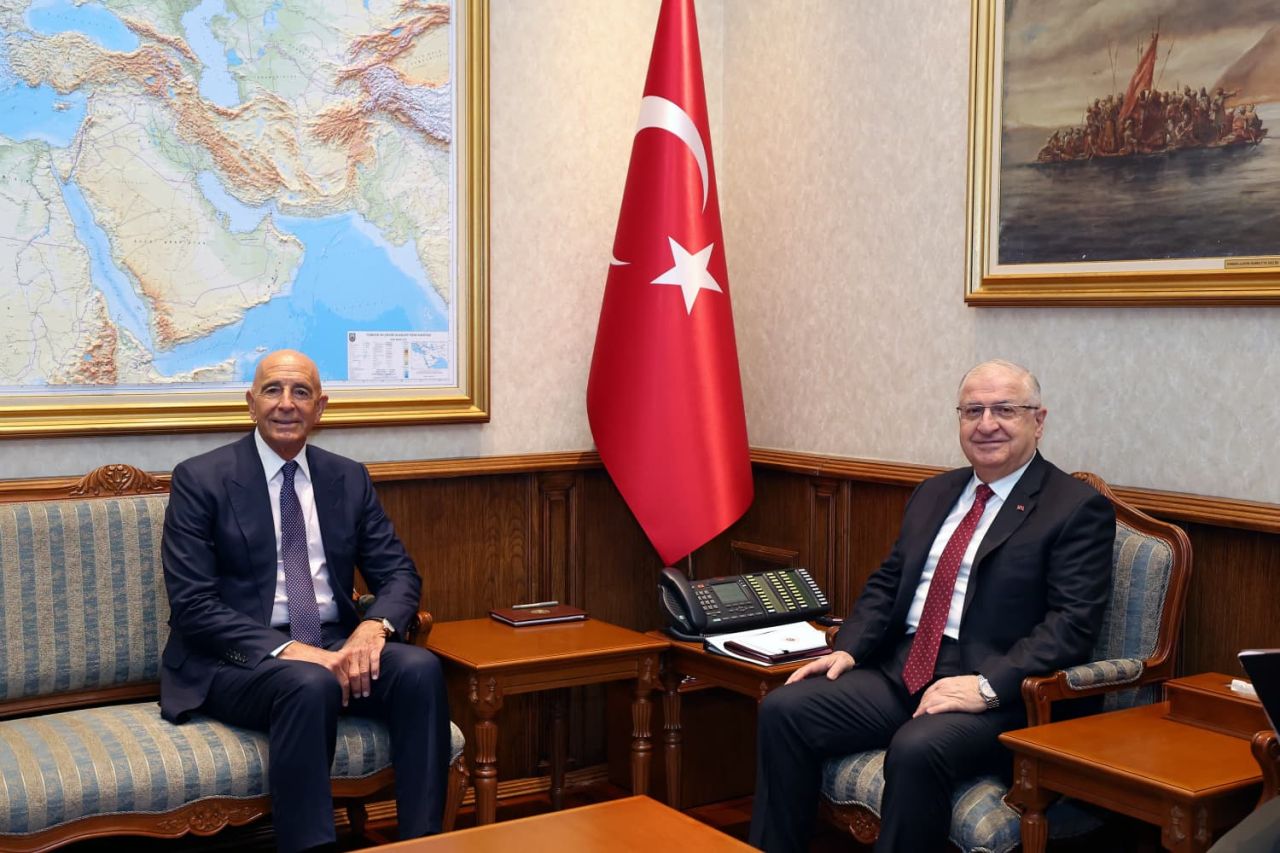 Güler nereye oturacağını iyi bilir! MSB’nin konuk ağırlama geleneğini bile anlayamadılar 1