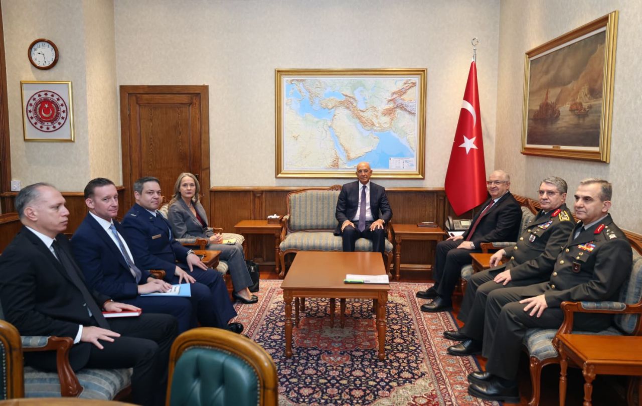 Güler nereye oturacağını iyi bilir! MSB’nin konuk ağırlama geleneğini bile anlayamadılar 2