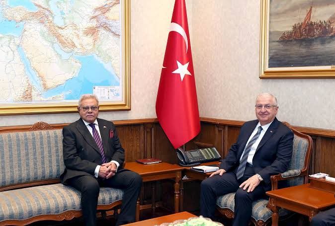 Güler nereye oturacağını iyi bilir! MSB’nin konuk ağırlama geleneğini bile anlayamadılar 4
