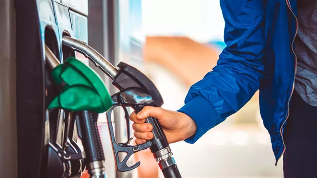 Akaryakıt tabelasında gece yarısı değişikliği: Benzine indirim geldi, motorin ve LPG sabit kaldı! 2