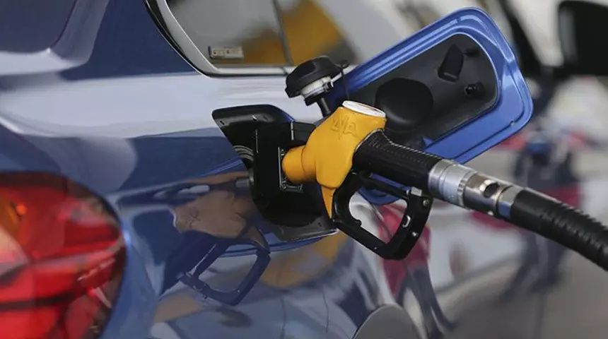 Akaryakıt tabelasında gece yarısı değişikliği: Benzine indirim geldi, motorin ve LPG sabit kaldı! 4