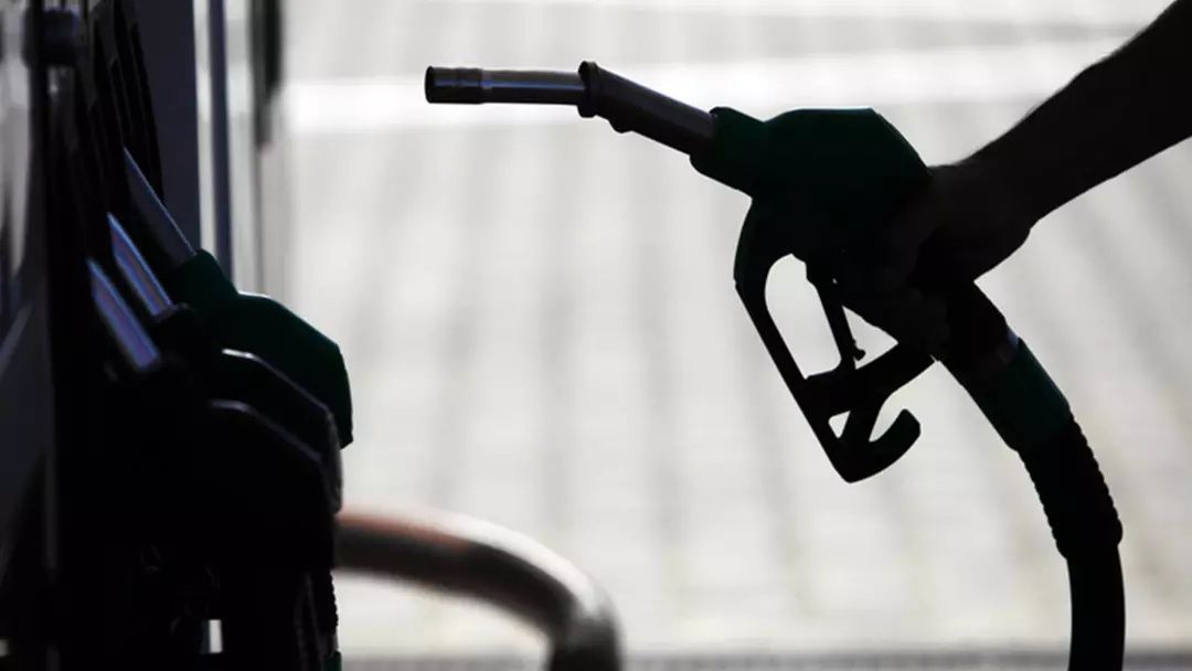 Akaryakıt tabelasında gece yarısı değişikliği: Benzine indirim geldi, motorin ve LPG sabit kaldı! 5