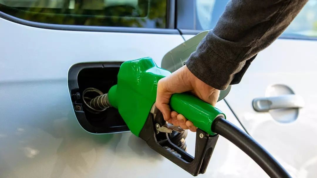 Akaryakıt tabelasında gece yarısı değişikliği: Benzine indirim geldi, motorin ve LPG sabit kaldı! 3