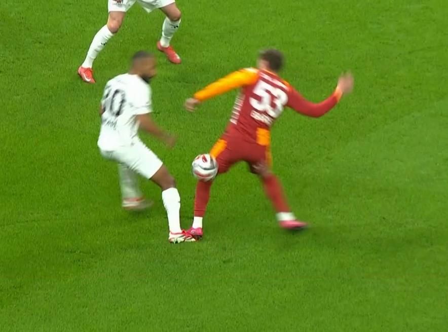 "Barış Alper Yılmaz ve Mario Lemina'ya net kırmızı kartı veremedi!" Eski hakemler Trio programında hatalı kararları tek tek açıkladı 3