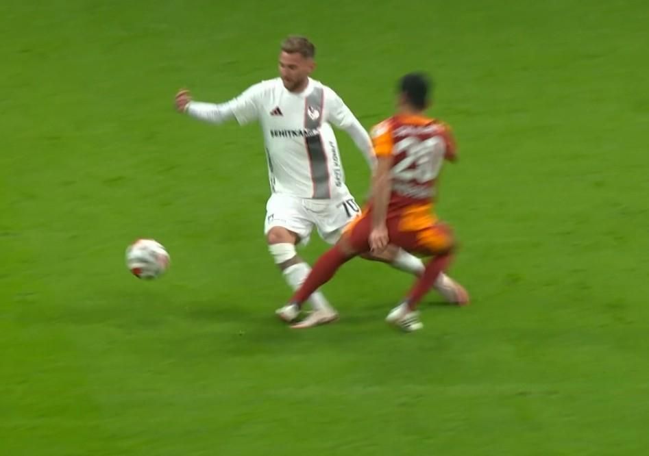 "Barış Alper Yılmaz ve Mario Lemina'ya net kırmızı kartı veremedi!" Eski hakemler Trio programında hatalı kararları tek tek açıkladı 9