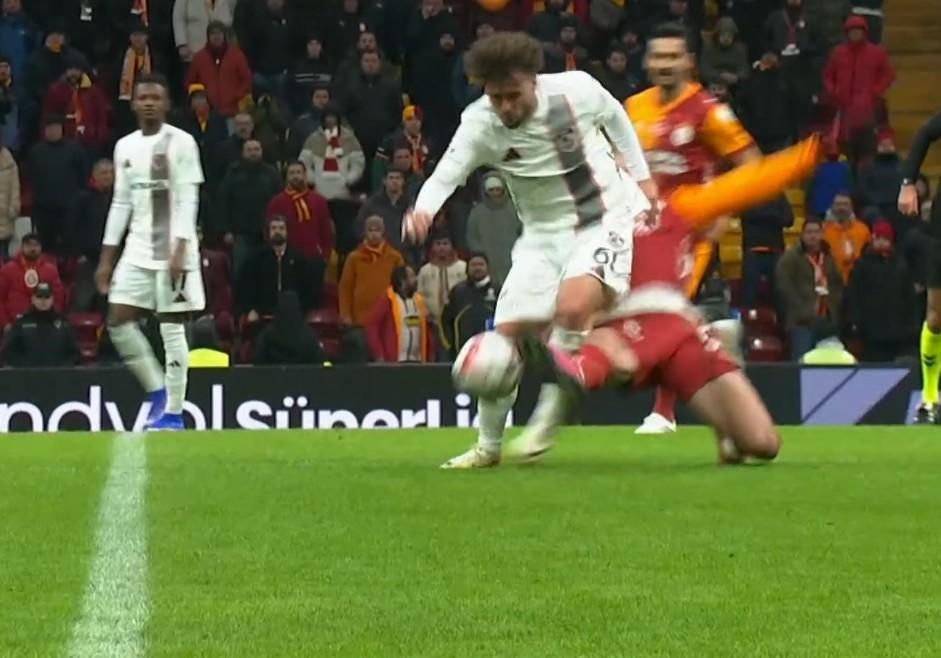 "Barış Alper Yılmaz ve Mario Lemina'ya net kırmızı kartı veremedi!" Eski hakemler Trio programında hatalı kararları tek tek açıkladı 18