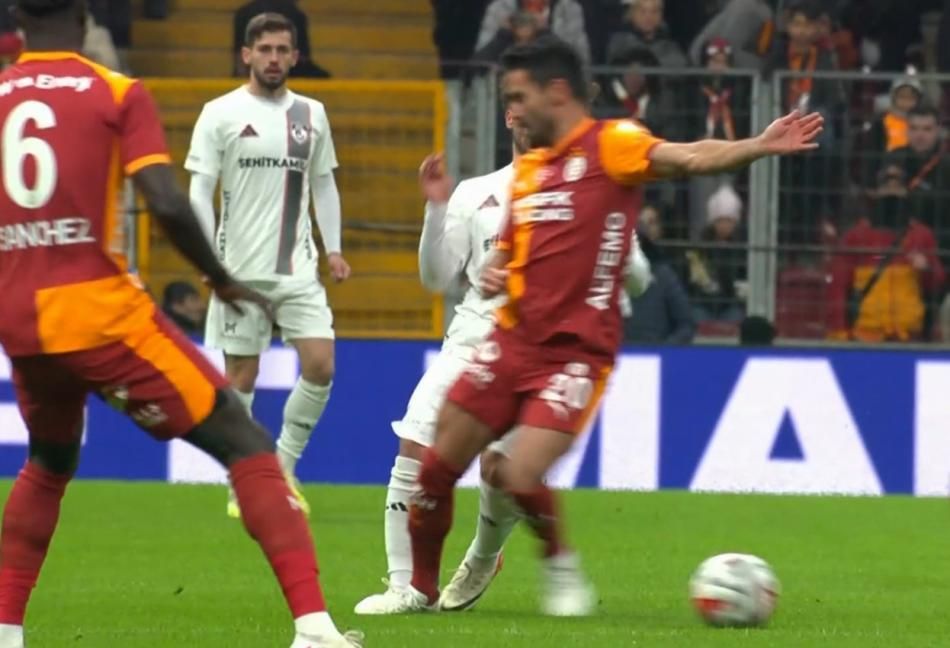 "Barış Alper Yılmaz ve Mario Lemina'ya net kırmızı kartı veremedi!" Eski hakemler Trio programında hatalı kararları tek tek açıkladı 2