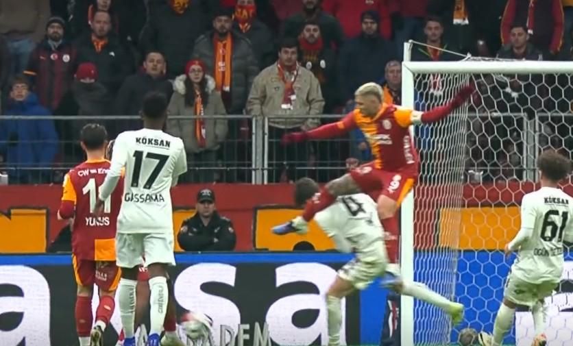 "Barış Alper Yılmaz ve Mario Lemina'ya net kırmızı kartı veremedi!" Eski hakemler Trio programında hatalı kararları tek tek açıkladı 19