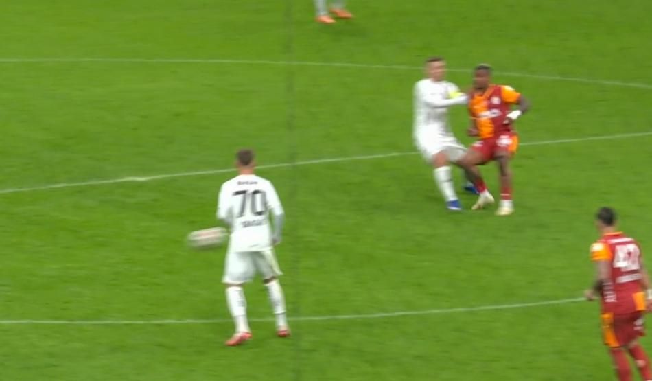 "Barış Alper Yılmaz ve Mario Lemina'ya net kırmızı kartı veremedi!" Eski hakemler Trio programında hatalı kararları tek tek açıkladı 12