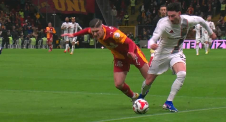 "Barış Alper Yılmaz ve Mario Lemina'ya net kırmızı kartı veremedi!" Eski hakemler Trio programında hatalı kararları tek tek açıkladı 6