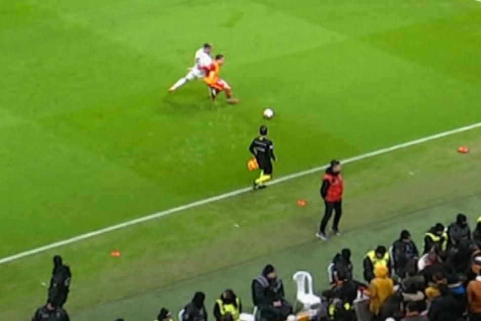 "Barış Alper Yılmaz ve Mario Lemina'ya net kırmızı kartı veremedi!" Eski hakemler Trio programında hatalı kararları tek tek açıkladı 11