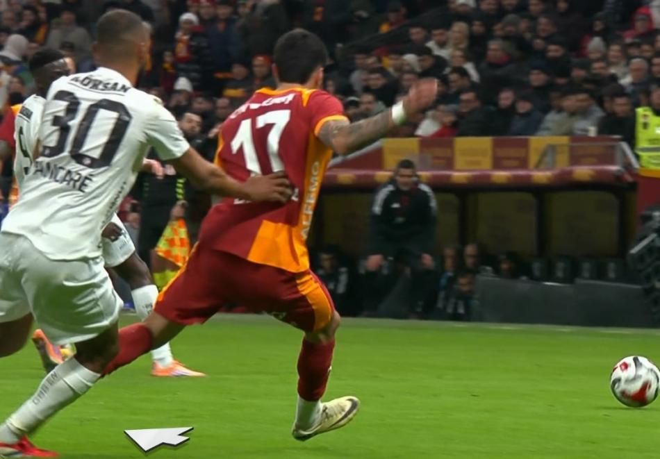 "Barış Alper Yılmaz ve Mario Lemina'ya net kırmızı kartı veremedi!" Eski hakemler Trio programında hatalı kararları tek tek açıkladı 10