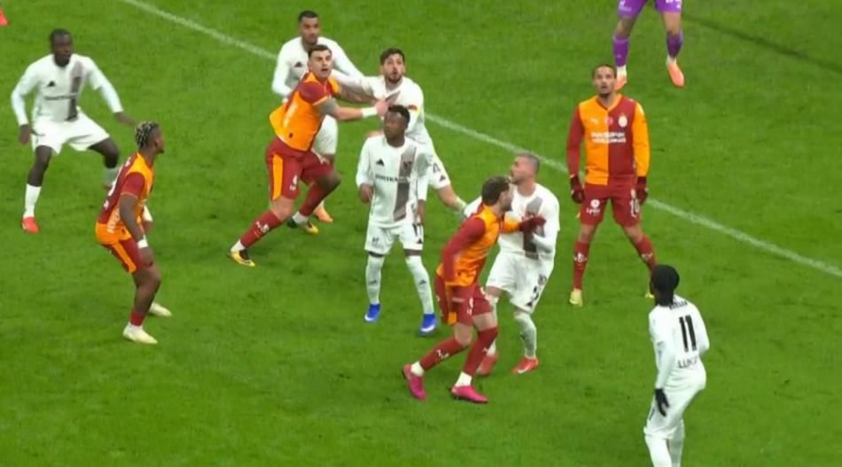 "Barış Alper Yılmaz ve Mario Lemina'ya net kırmızı kartı veremedi!" Eski hakemler Trio programında hatalı kararları tek tek açıkladı 21