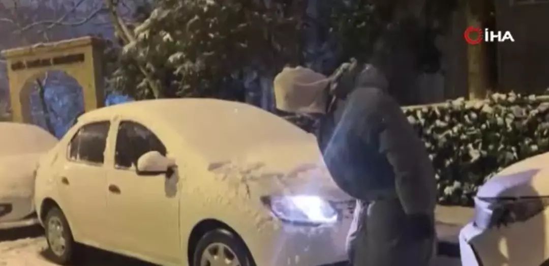 Kar mutluluğu yerini trafik çilesine bıraktı! İstanbul'da etkili olan kar yağışı trafiği kilitledi! AKOM ve Meteoroloji'den peş peşe uyarı... 4