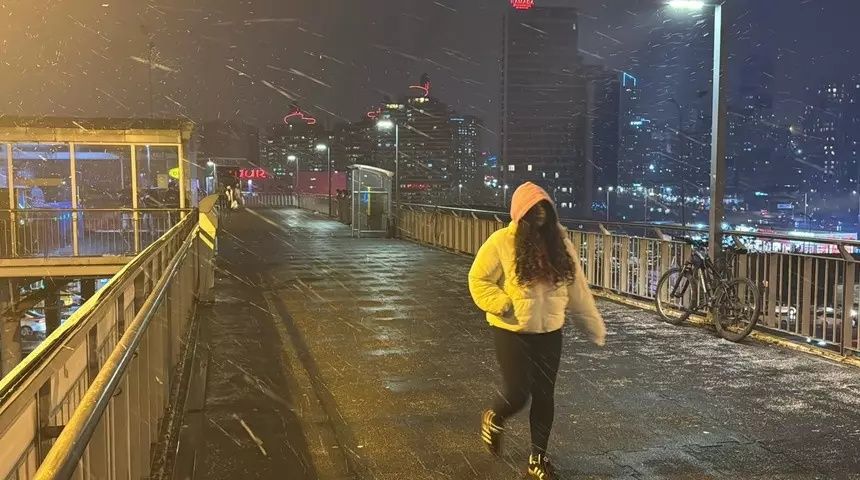 Kar mutluluğu yerini trafik çilesine bıraktı! İstanbul'da etkili olan kar yağışı trafiği kilitledi! AKOM ve Meteoroloji'den peş peşe uyarı... 2
