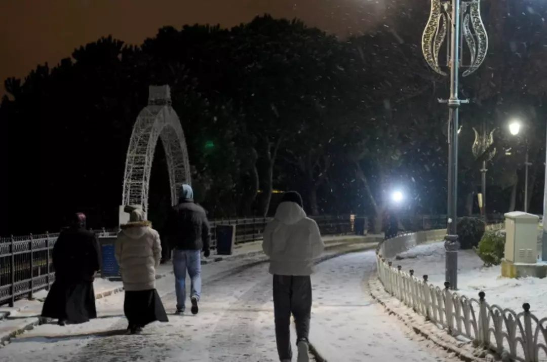 Kar mutluluğu yerini trafik çilesine bıraktı! İstanbul'da etkili olan kar yağışı trafiği kilitledi! AKOM ve Meteoroloji'den peş peşe uyarı... 7