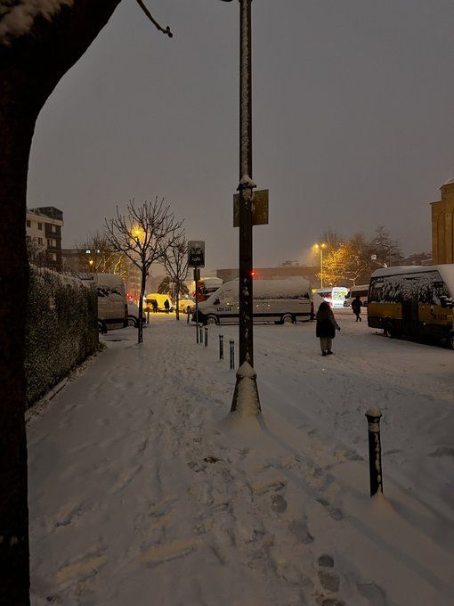 Kar mutluluğu yerini trafik çilesine bıraktı! İstanbul'da etkili olan kar yağışı trafiği kilitledi! AKOM ve Meteoroloji'den peş peşe uyarı... 11