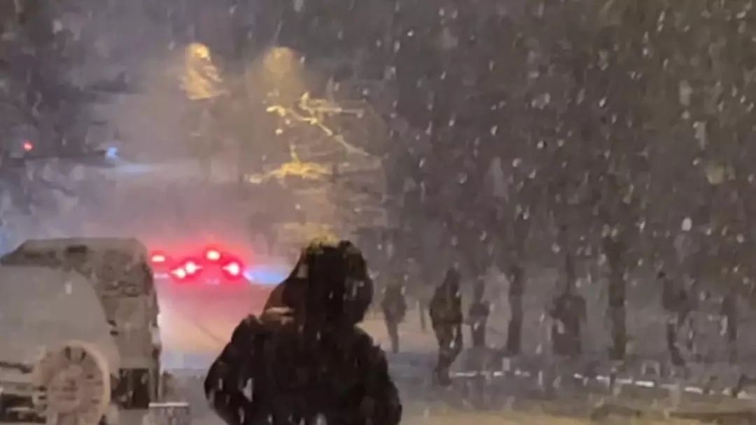 Kar mutluluğu yerini trafik çilesine bıraktı! İstanbul'da etkili olan kar yağışı trafiği kilitledi! AKOM ve Meteoroloji'den peş peşe uyarı... 8
